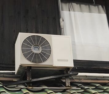 A small air conditioner sitting on top of the roof.